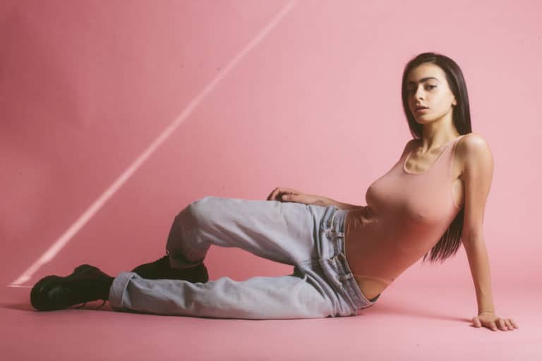 Jeune fille qui pose dans le studio à Amiens