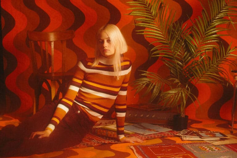 Jane sous l'oeil du photographe dans son studio à amiens